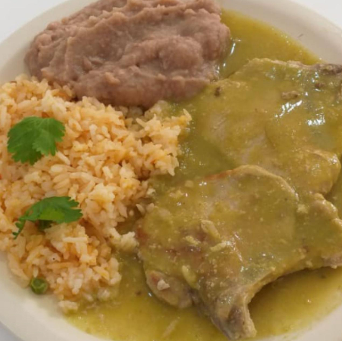 Chuletas en Salsa Cerde con Arroz y Habichuelas